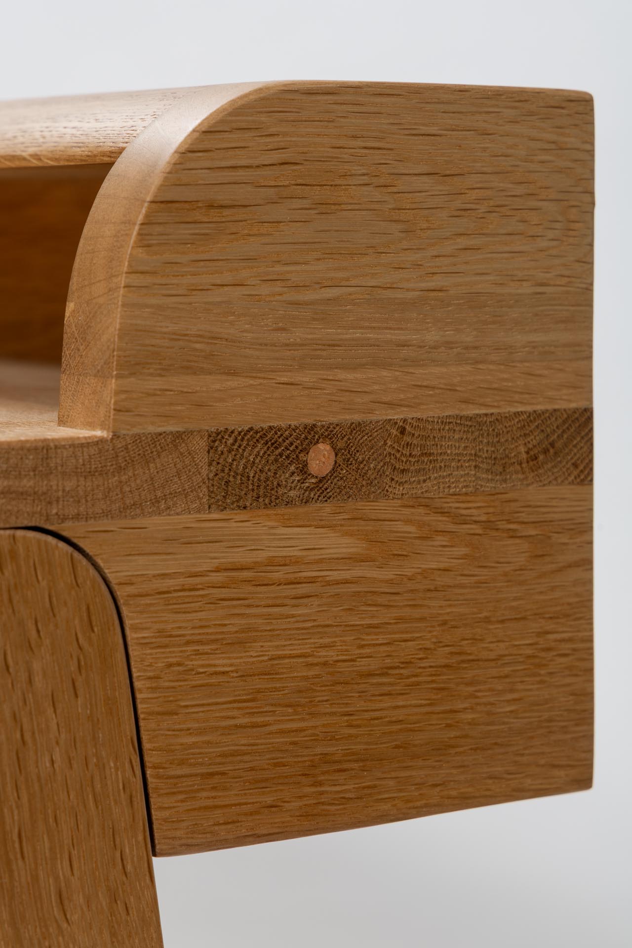 pelican desk - curved back detail