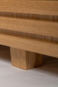 chameleon wooden foot detail