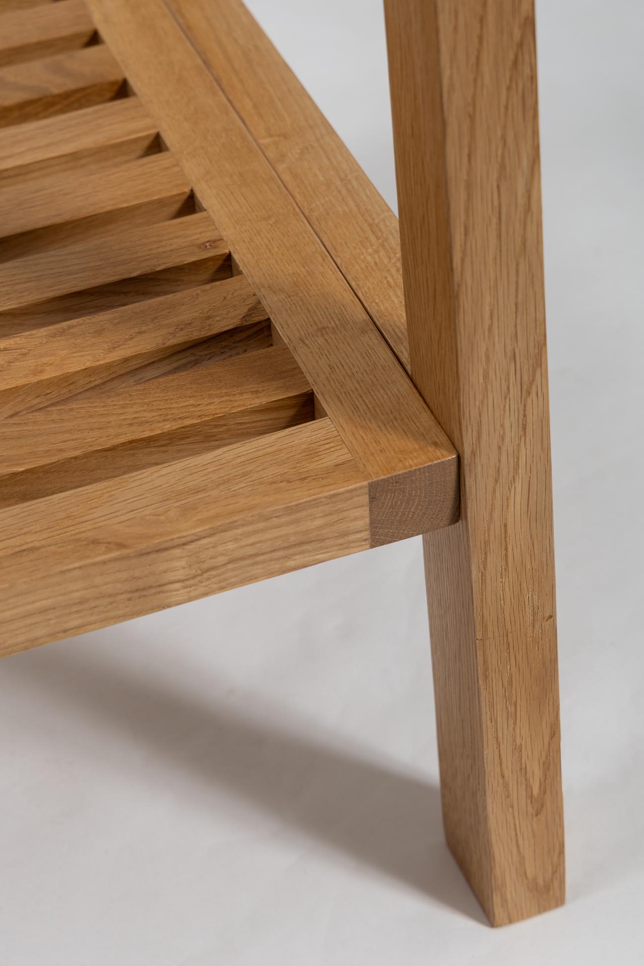 totem wall mounted rail - oak, leg and shelf detail