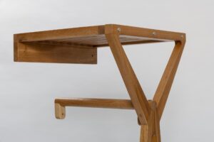 totem wall mounted rail with top shelf - oak, detail