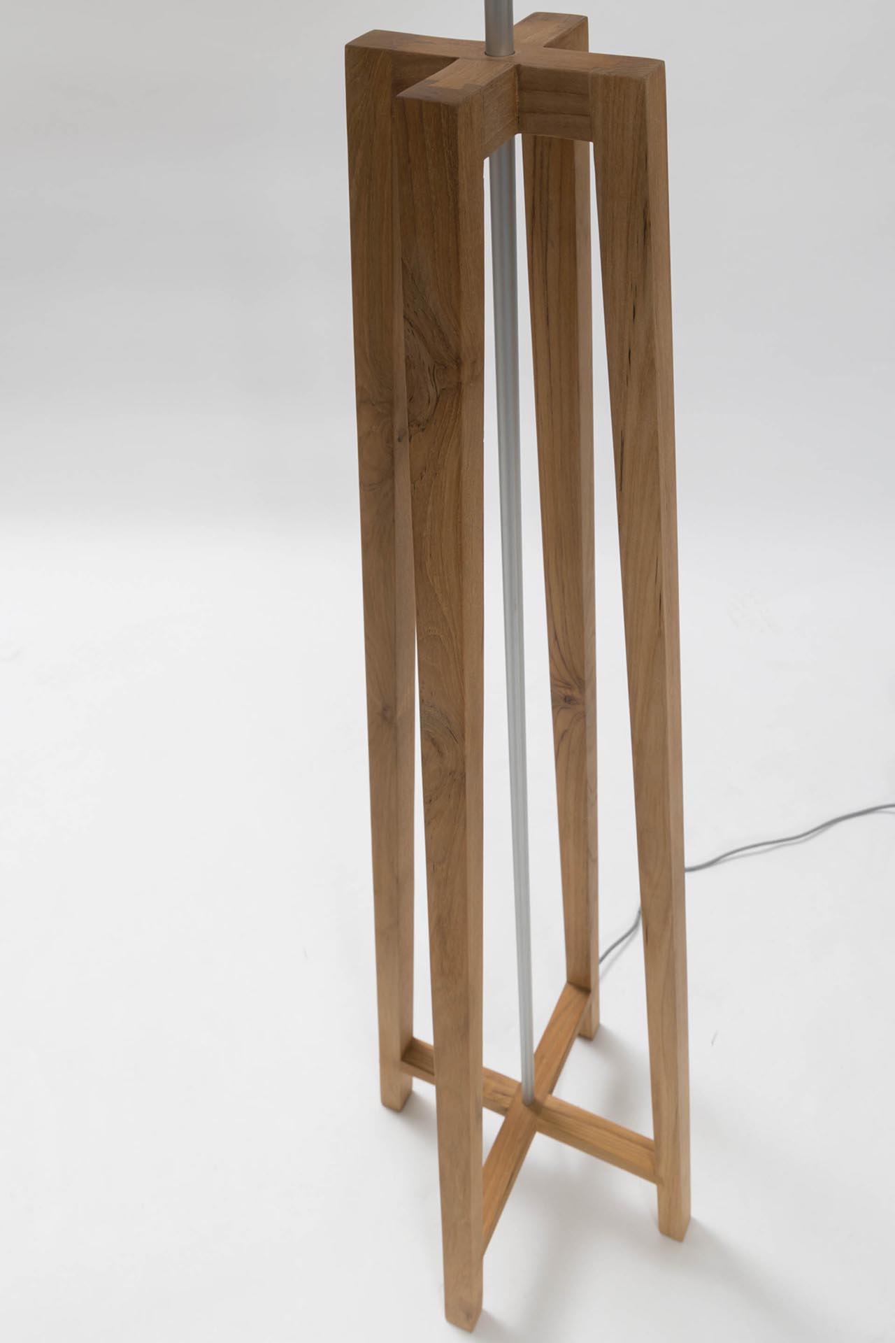 cross floor lamp - teak - detail